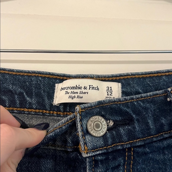 Abercrombie & Fitch "The Mom Short" - Picture 2 of 3
